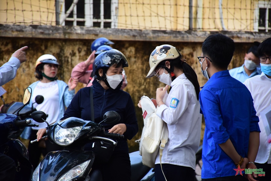 Khoảnh khắc phụ huynh đưa con đi thi tốt nghiệp THPT